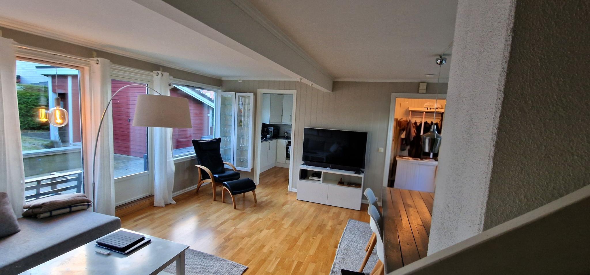 1. etg. Møblert koselig stue med peis og aircondition.